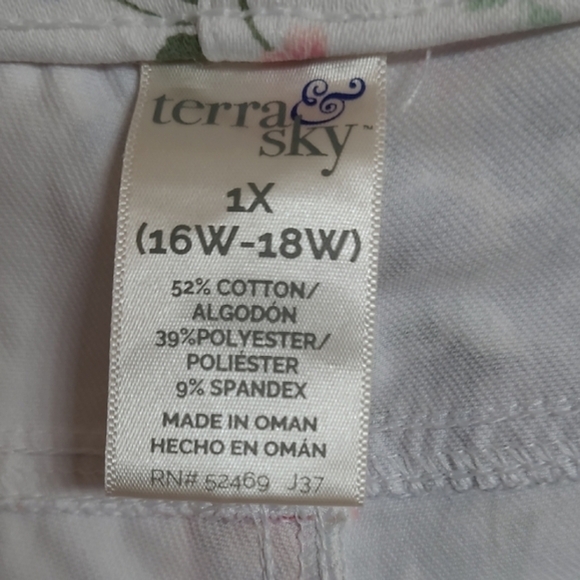 Bundle of Three Capris - Floral White, Denim Blue, and Pink Cargo Pants - Picture 10 of 15